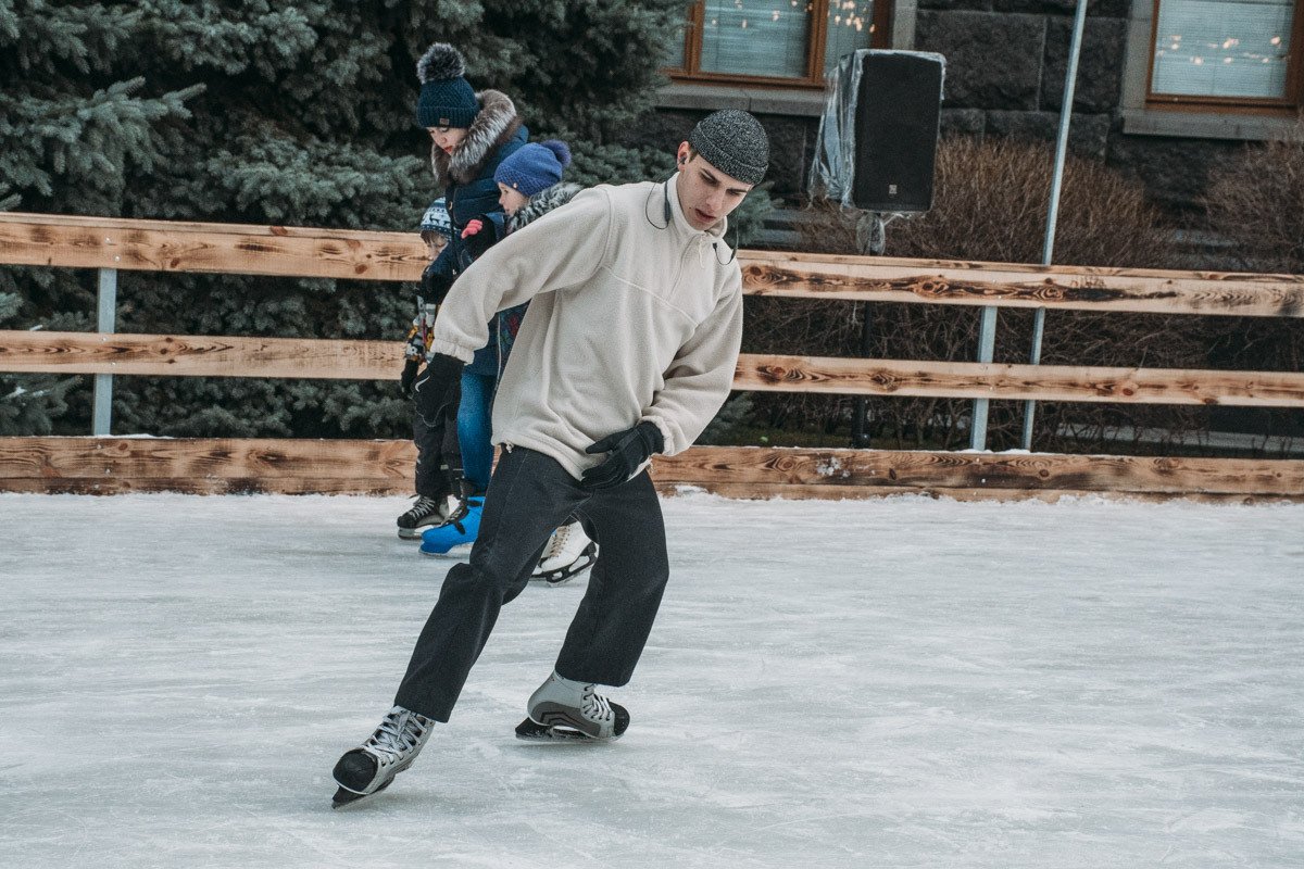 На катке есть также много профессионалов На катке есть также много профессионалов