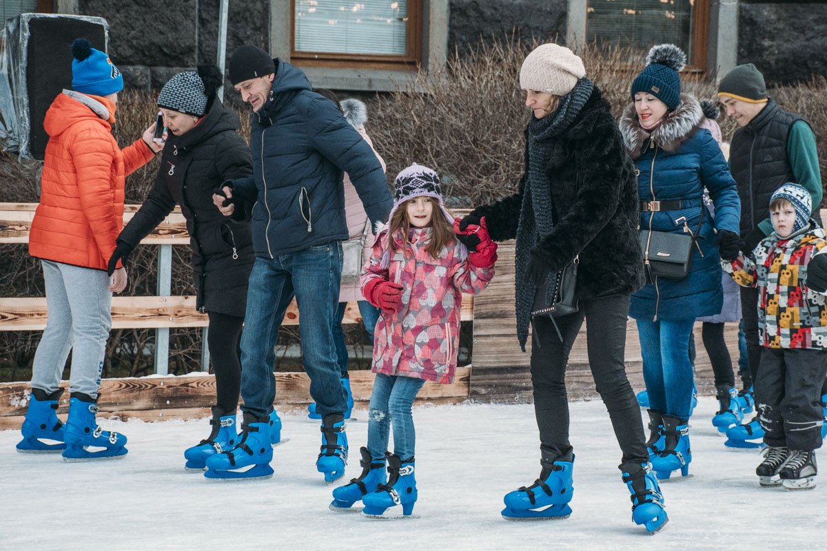 На коньках всей семьей На коньках всей семьей