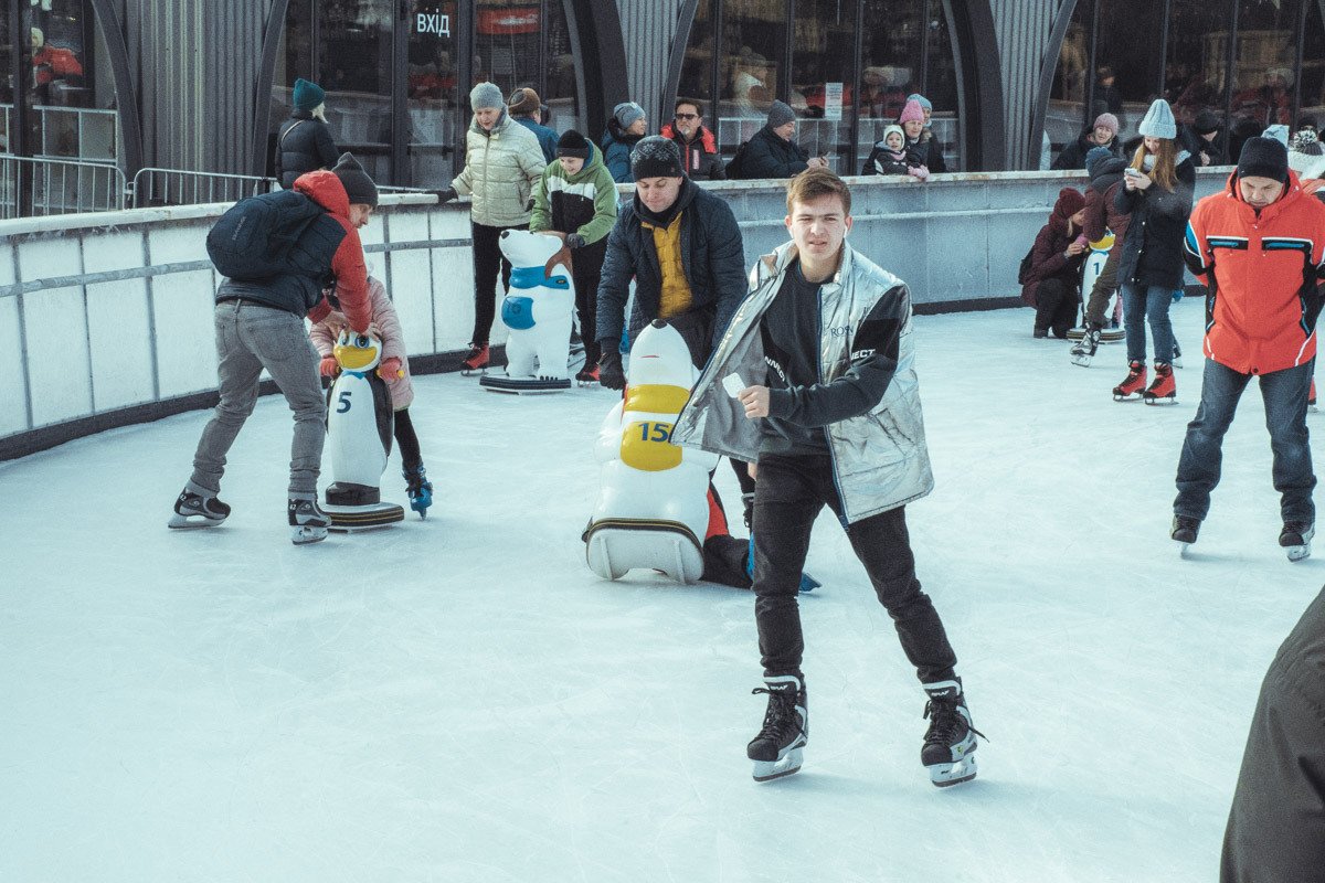 Людей здесь много всегда Людей здесь много всегда