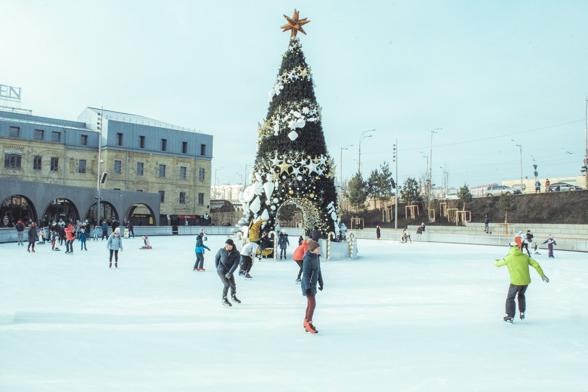 Каток построен в виде амфитеатра Каток построен в виде амфитеатра