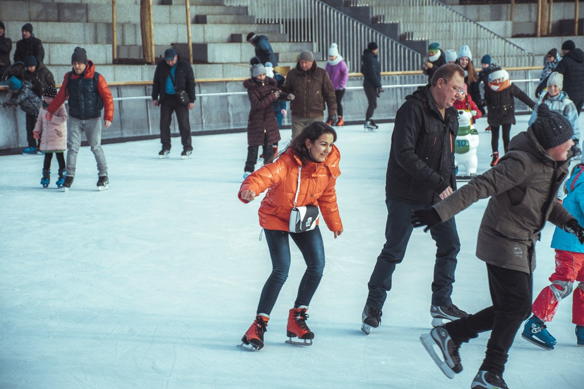На катке много счастливых лиц На катке много счастливых лиц