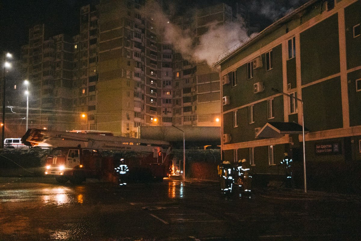 Из-за припаркованных машин спецтехника долго не могла подъехать к зданию