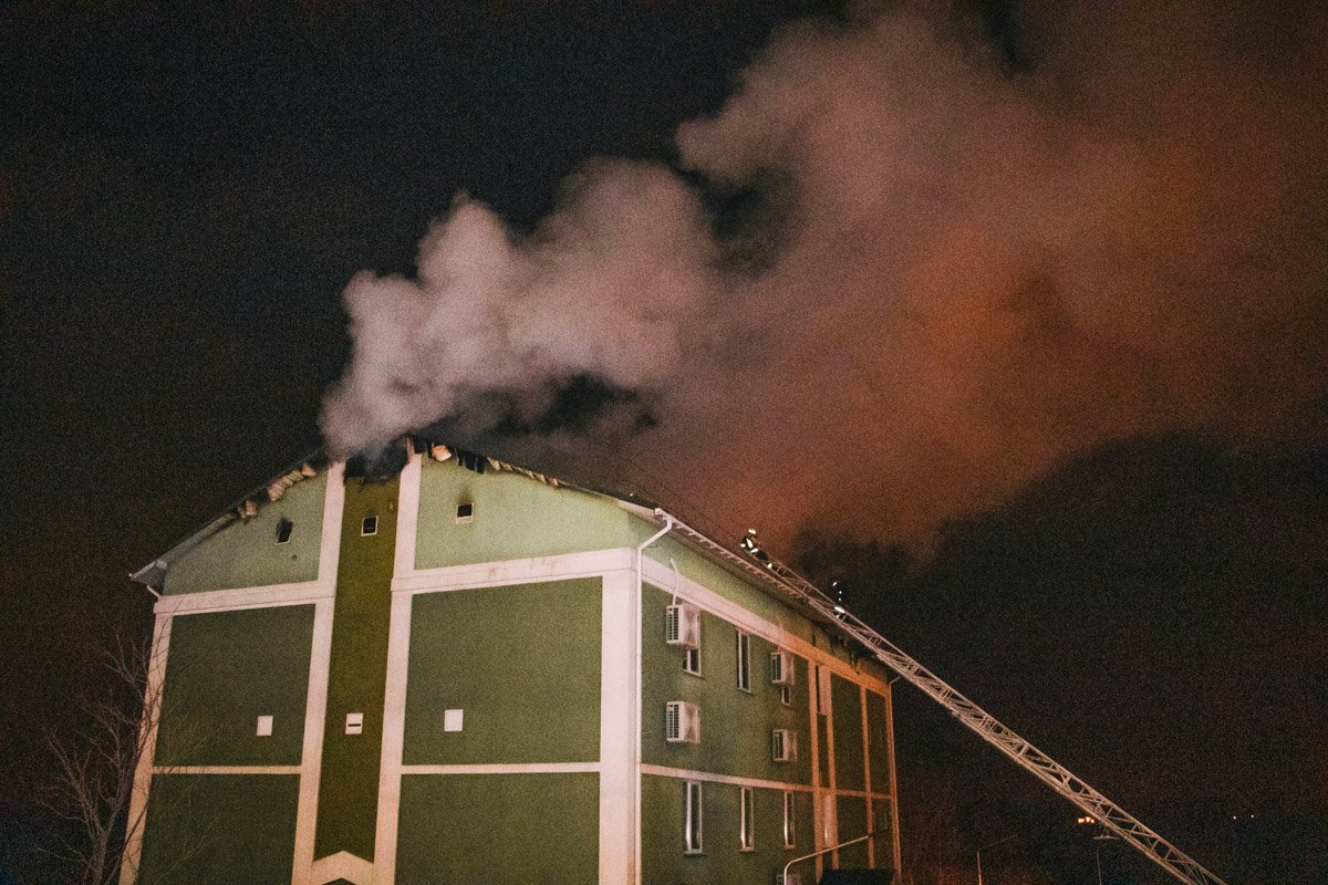 Во время локализации часть крыши обрушилась