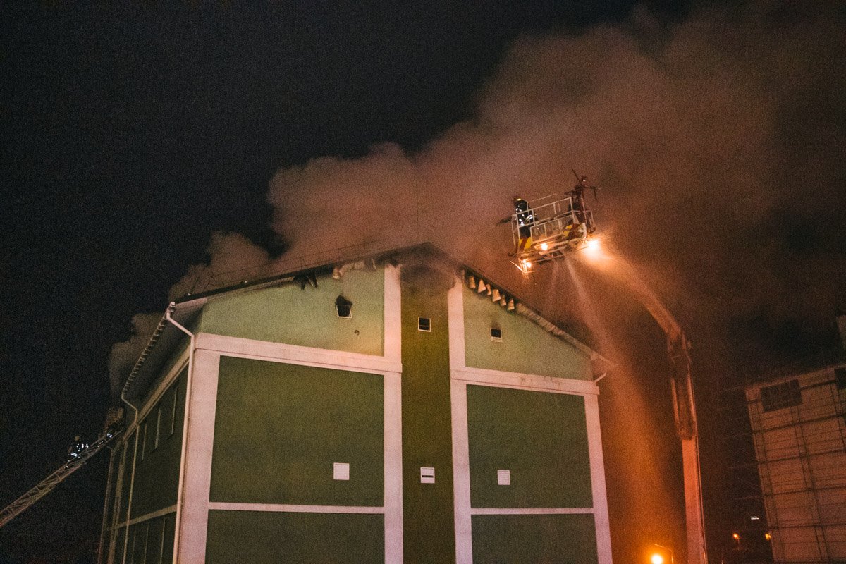 Площадь пожара достигла 150 квадратных метров