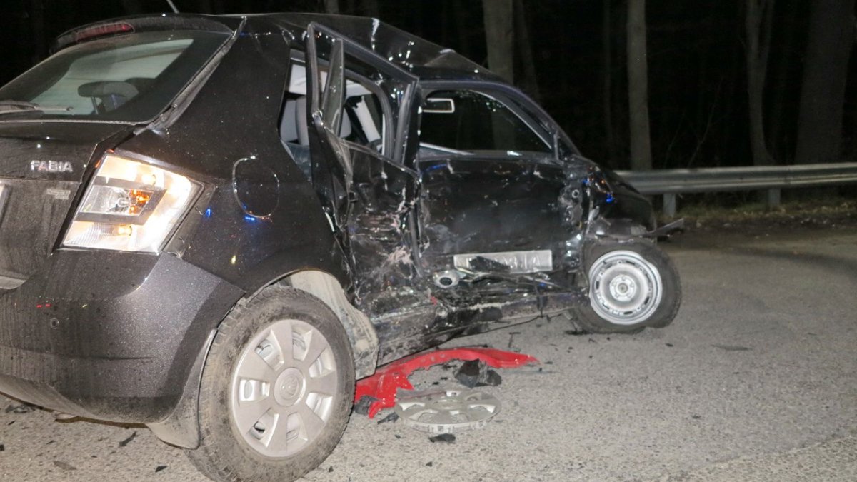 Водитель Skoda начал разворачиваться и в него влетел Seat Водитель Skoda начал разворачиваться и в него влетел Seat