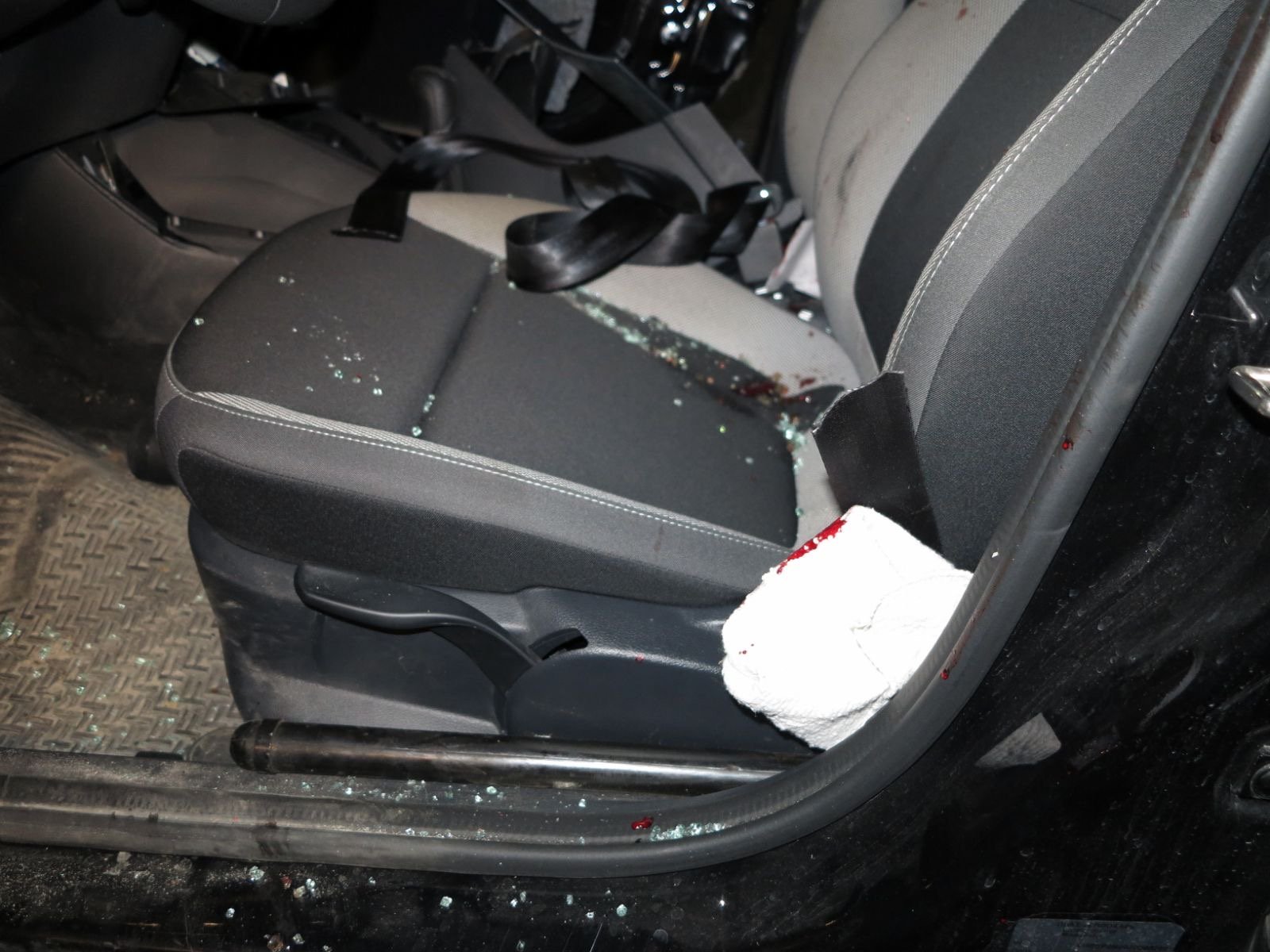 Водитель Skoda был пристегнут, но был госпитализирован с открытой черепно-мозговой травмой Водитель Skoda был пристегнут, но был госпитализирован с открытой черепно-мозговой травмой