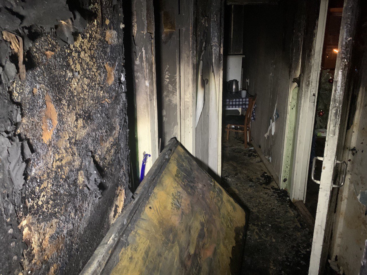Огонь повредил коридор квартиры Огонь повредил коридор квартиры