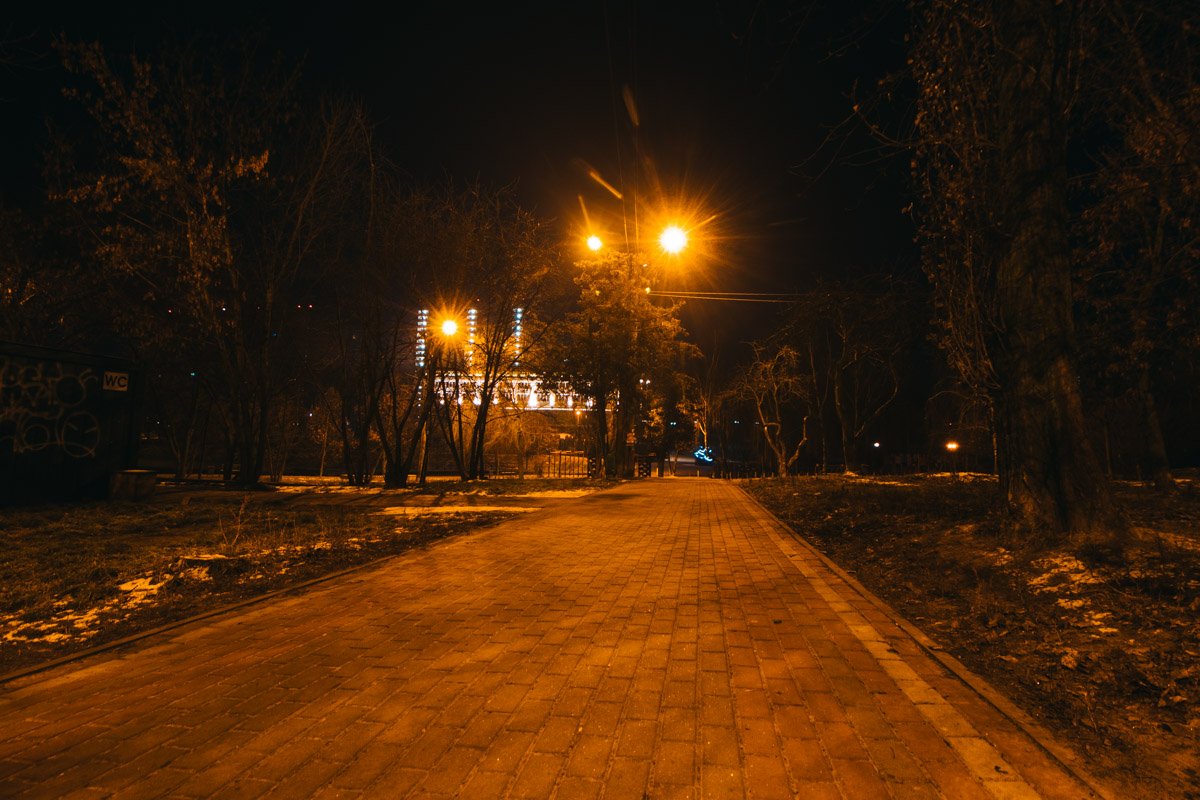 С наступлением ночи улицы города становятся пустынными и тихими