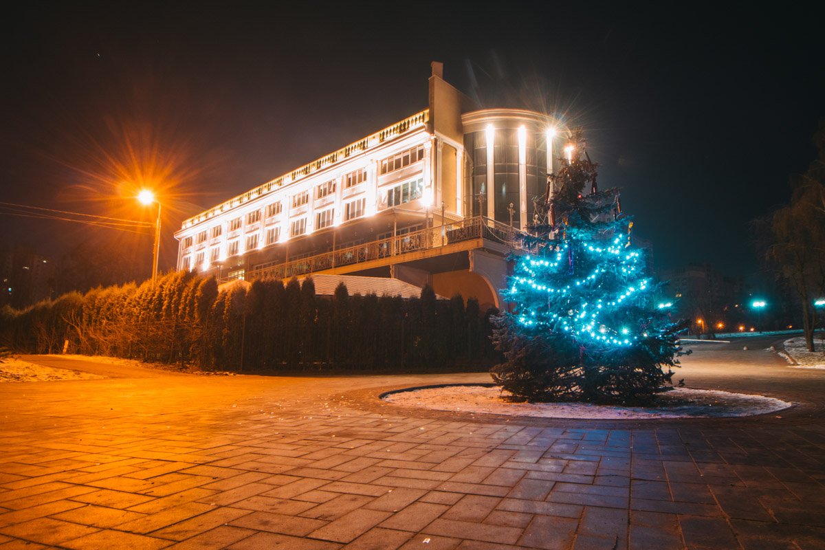 На этой аллее каждый день бегают детишки, но не сейчас