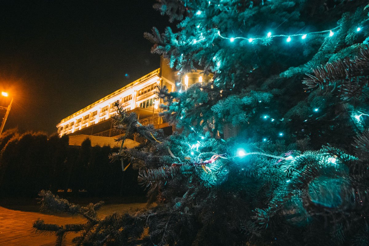 Даже в парке сохраняется атмосфера новогодних праздников