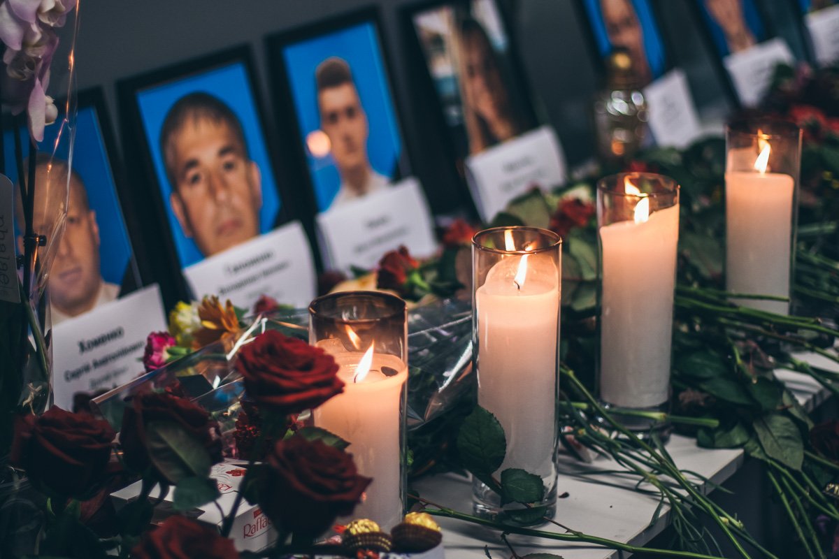 В терминале аэропорта поставили фото экипажа, который не вернулся из Ирана В терминале аэропорта поставили фото экипажа, который не вернулся из Ирана