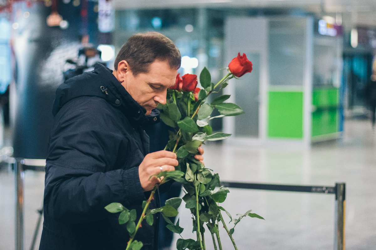 Сюда прибывают родственники и коллеги погибших Сюда прибывают родственники и коллеги погибших