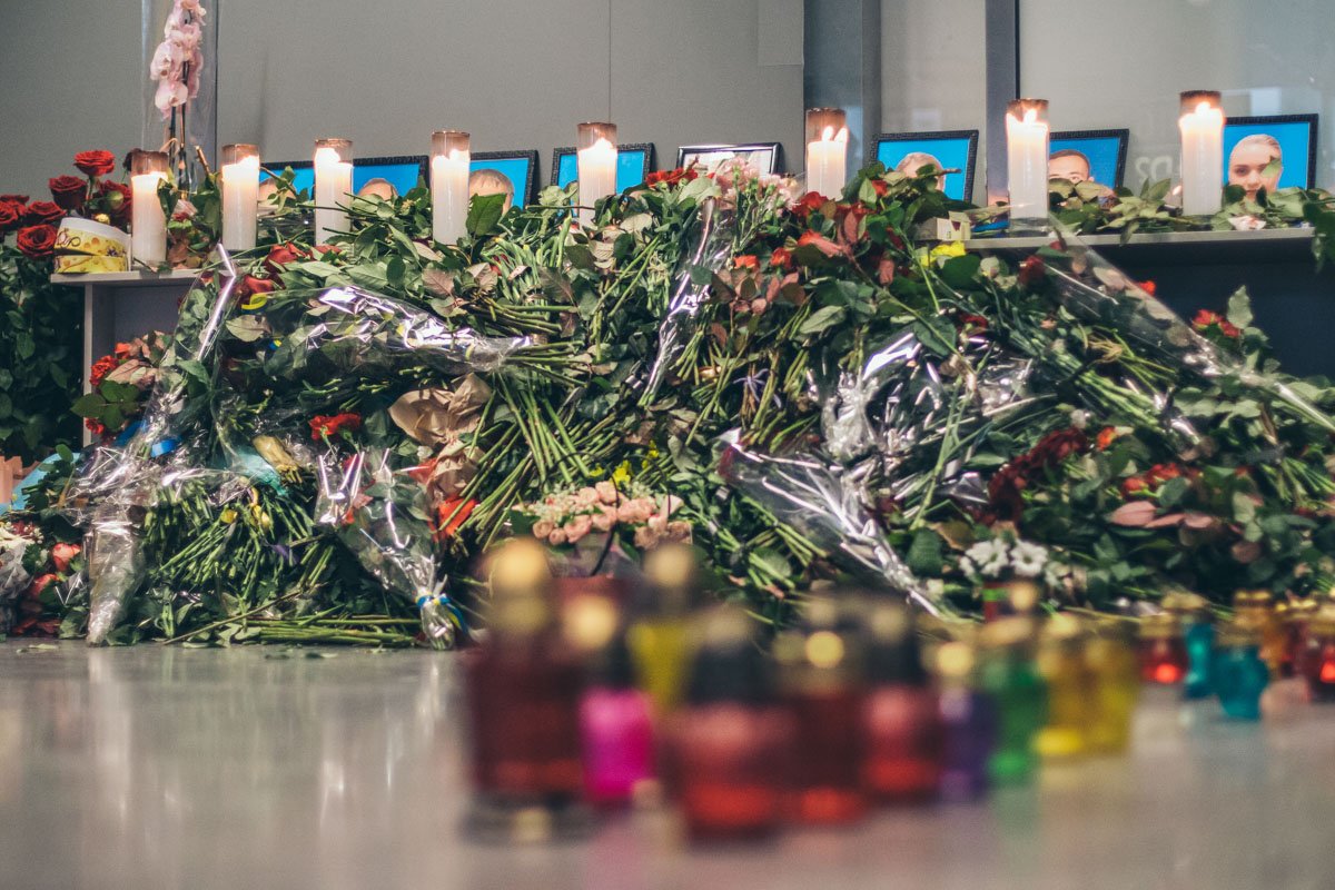 Фотографии завалены цветами Фотографии завалены цветами