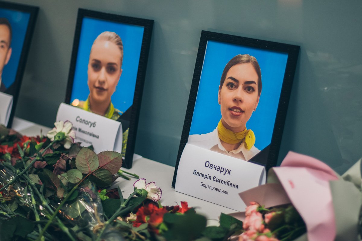 Коллеги погибших из МАУ и других компаний также приносят цветы Коллеги погибших из МАУ и других компаний также приносят цветы