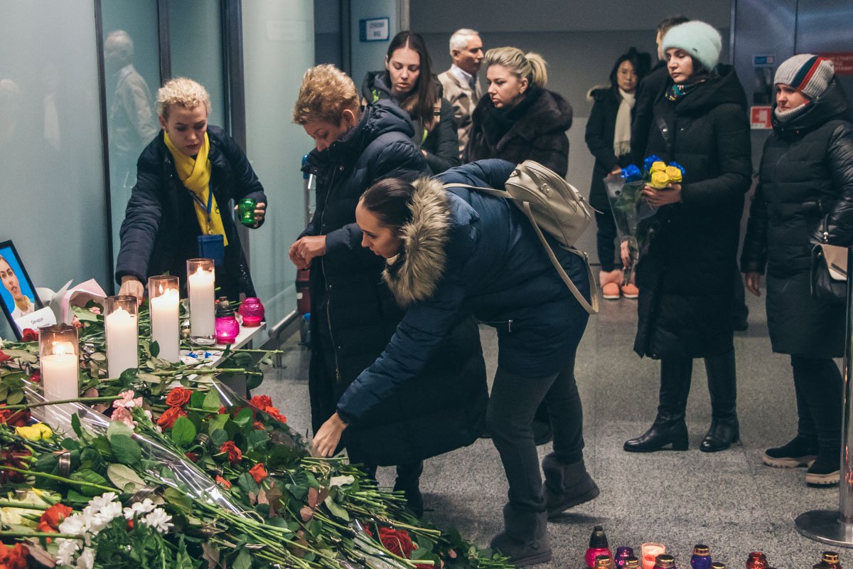 Нескончаемый поток скорбящих людей Нескончаемый поток скорбящих людей