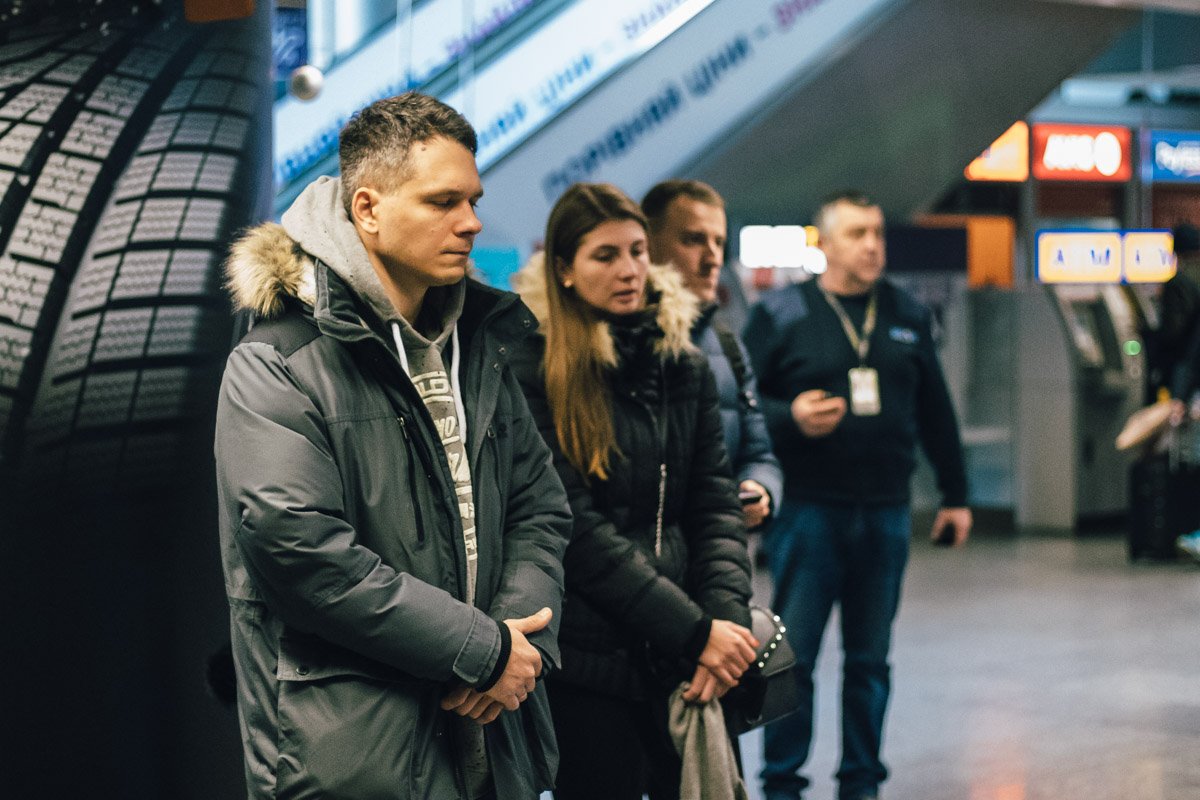 Пассажиры тоже останавливаются и стоят несколько минут, глядя на молодые лица погибших Пассажиры тоже останавливаются и стоят несколько минут, глядя на молодые лица погибших