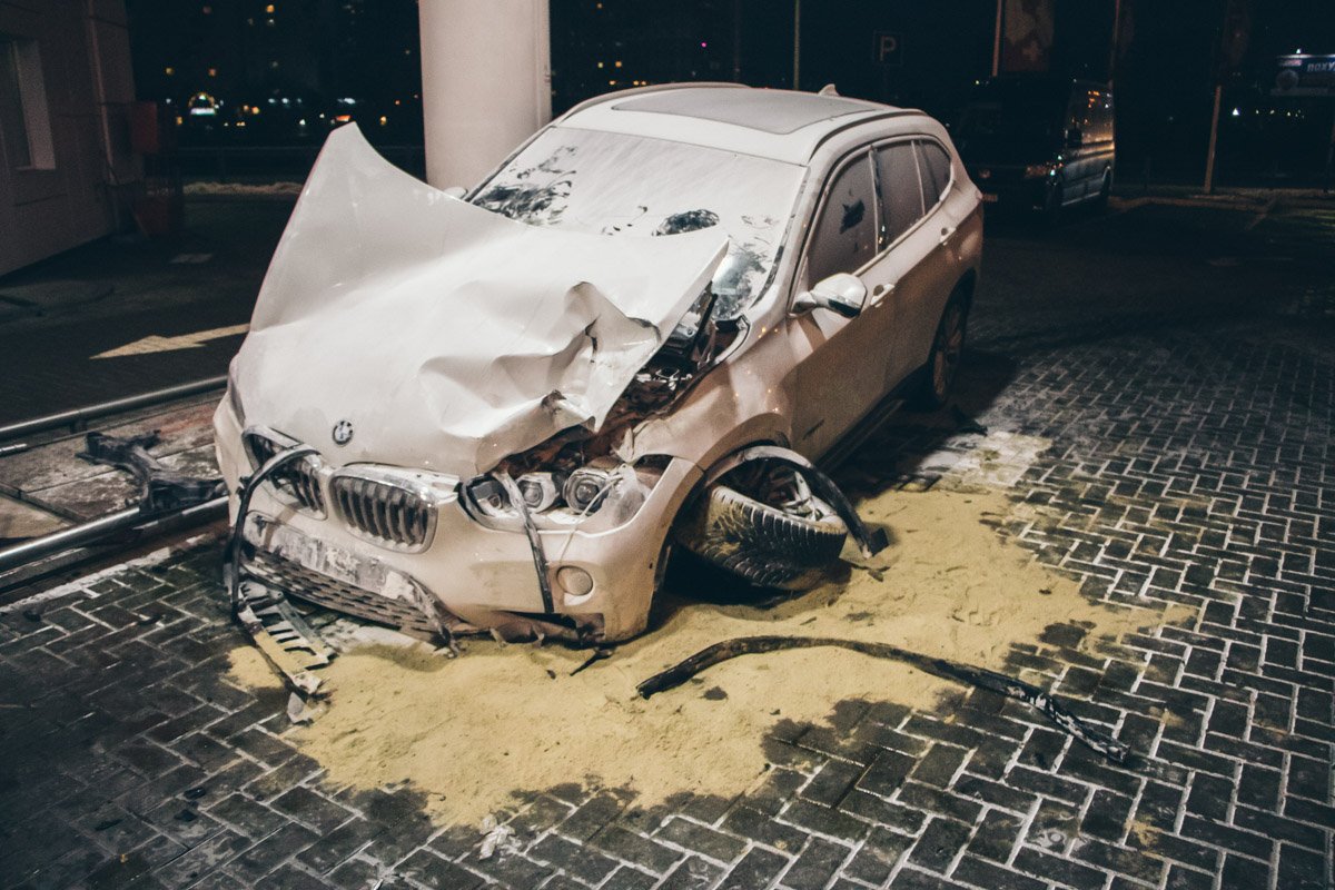 BMW врезался в бензовоз на заправке 