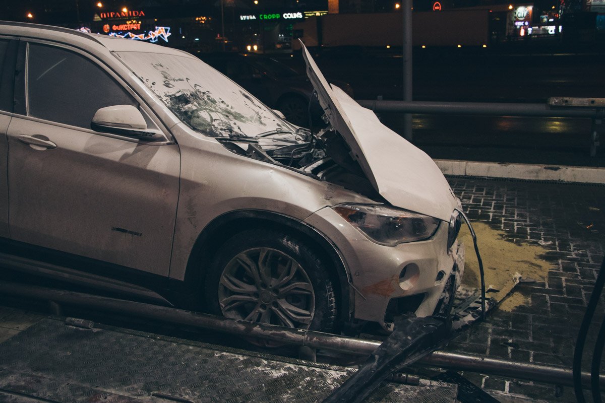 Из автомобиля пошел дым и его залили пеной пожарные 