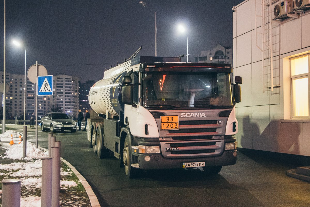 На бензовозе - ни царапины. Его отогнали, чтобы тот не загорелся от BMW