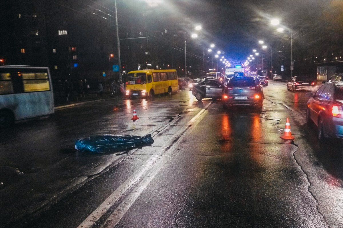 В Киеве на Троещине KIA насмерть сбила мужчину и влетела во встречные машины 1