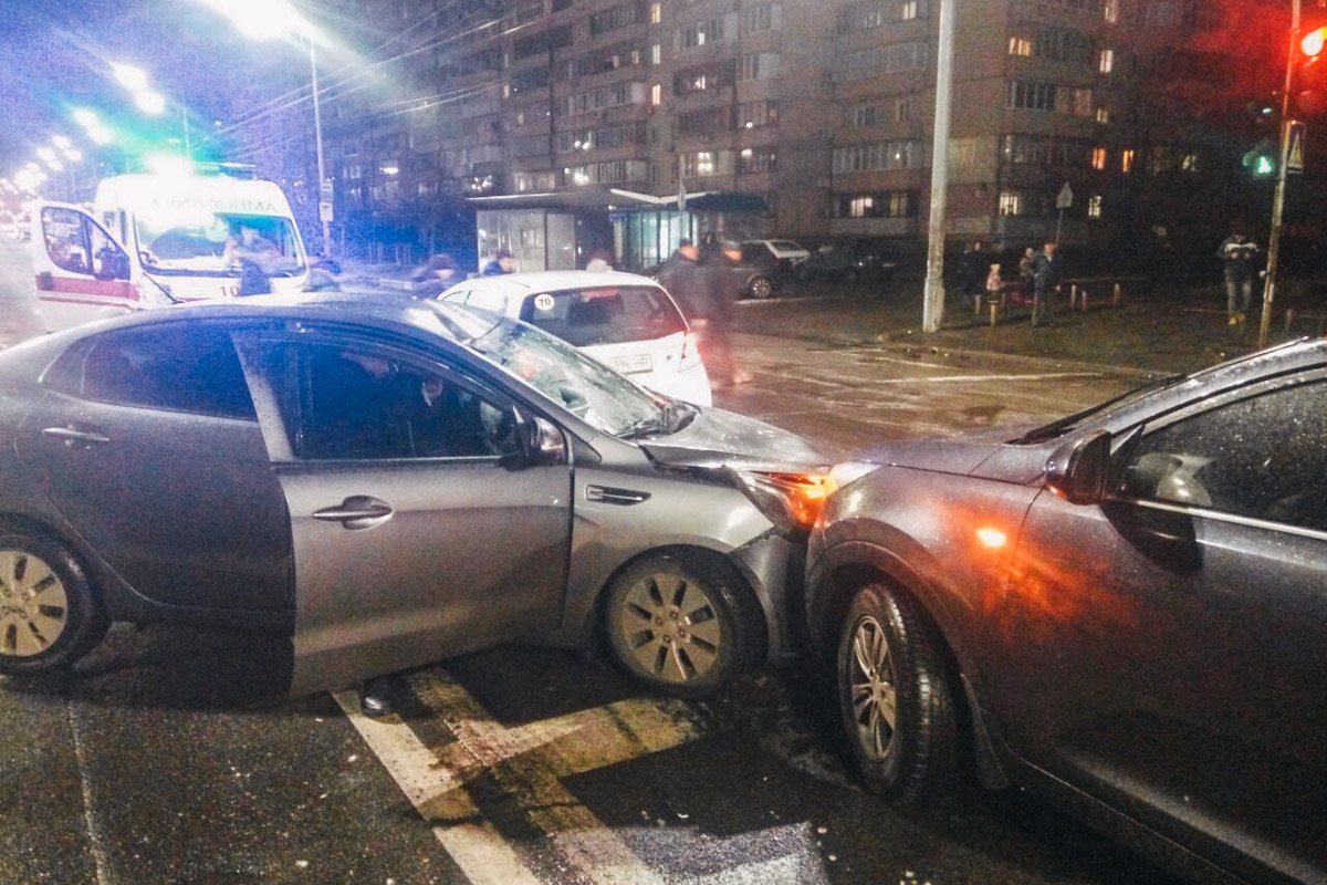 В Киеве на Троещине KIA насмерть сбила мужчину и влетела во встречные машины 2