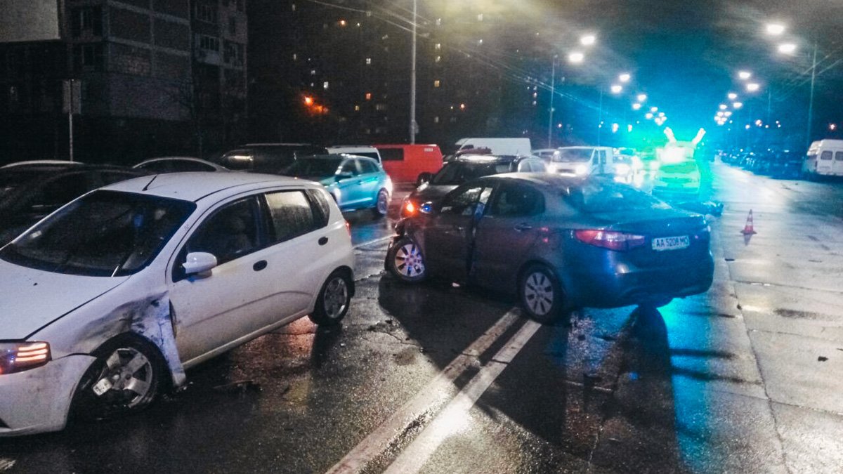 В Киеве на Троещине KIA насмерть сбила мужчину и влетела во встречные машины 3
