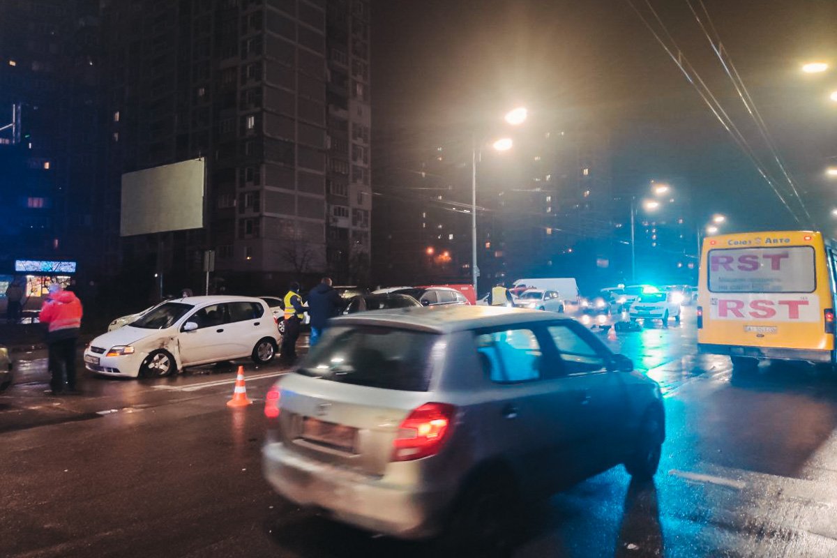 В Киеве на Троещине KIA насмерть сбила мужчину и влетела во встречные машины 4