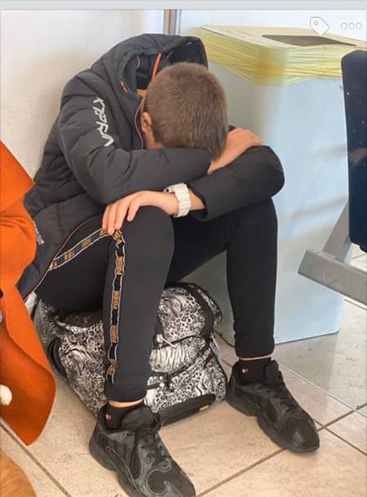 Люди несколько дней провели в аэропорту - их рейсы постоянно переносили Люди несколько дней провели в аэропорту - их рейсы постоянно переносили