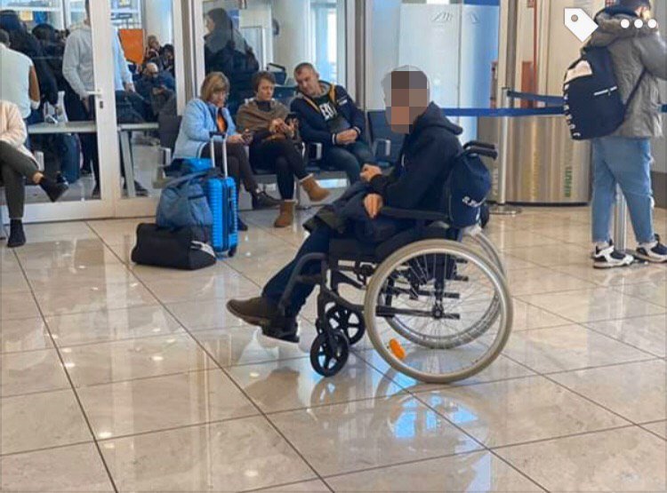 Парня в инвалидной коляске несколько раз загружали и выгружали в автобус Парня в инвалидной коляске несколько раз загружали и выгружали в автобус