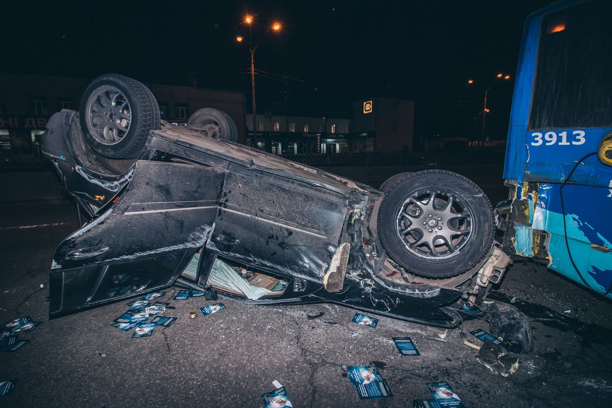 В Киеве на проспекте Бандеры произошло ДТП с участием троллейбуса