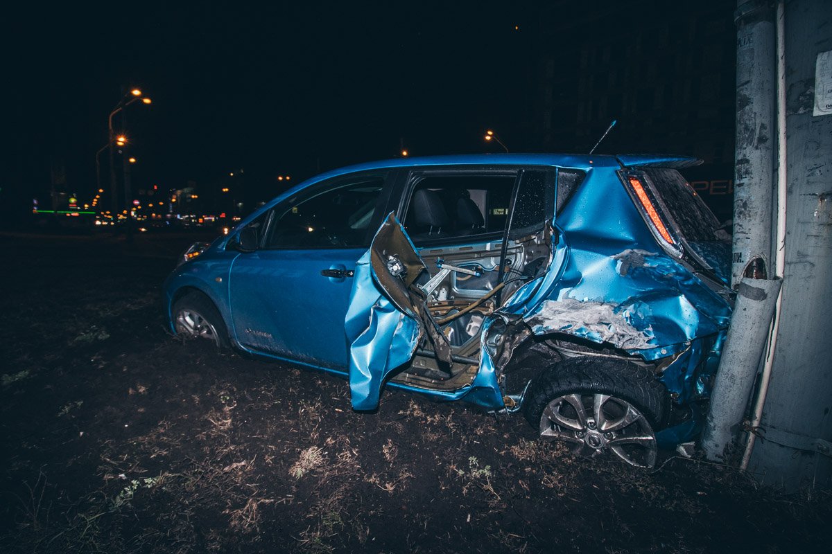 Одним из участников аварии стал Nissan Leaf