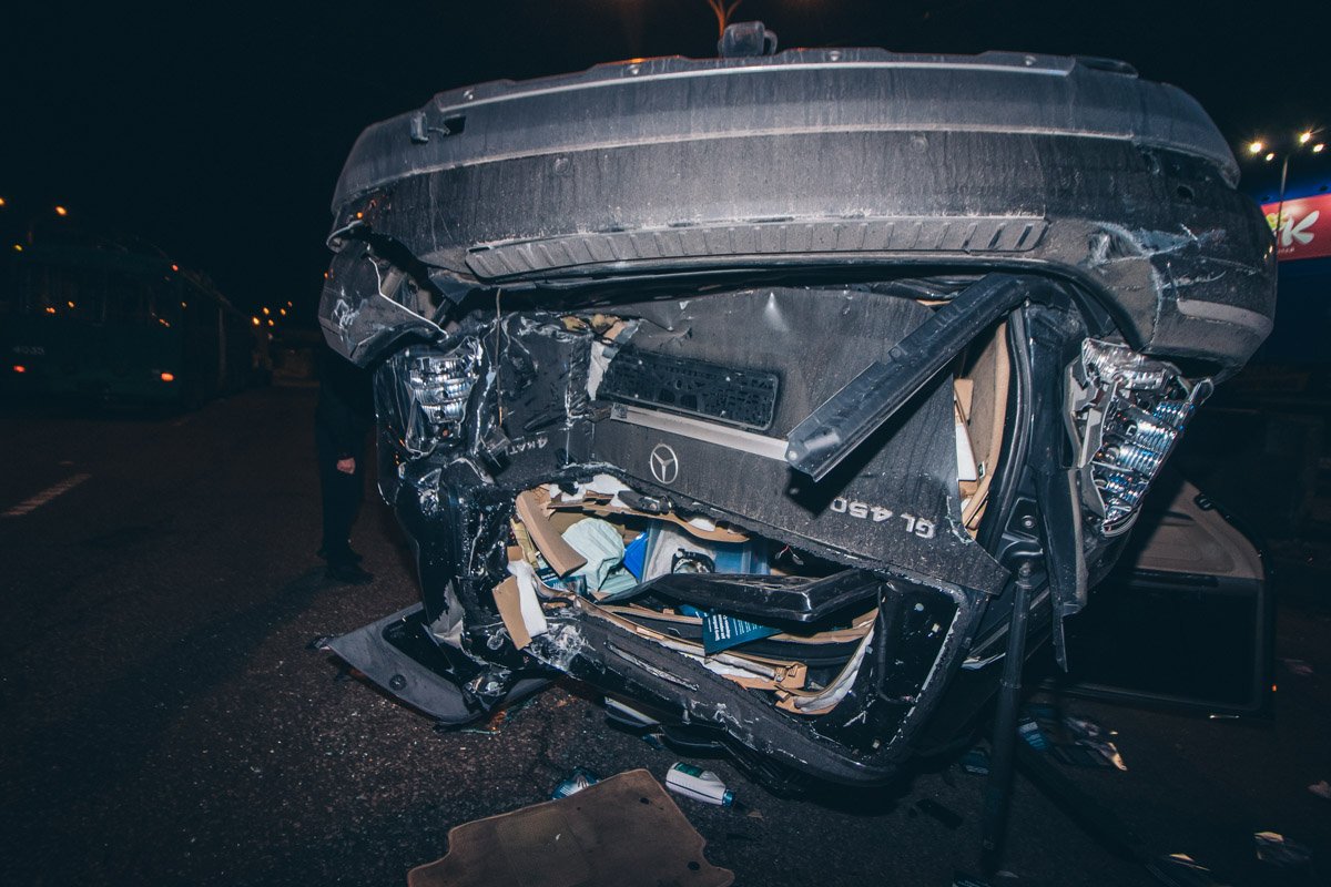 Mercedes в конце концов остановился после того как перевернулся