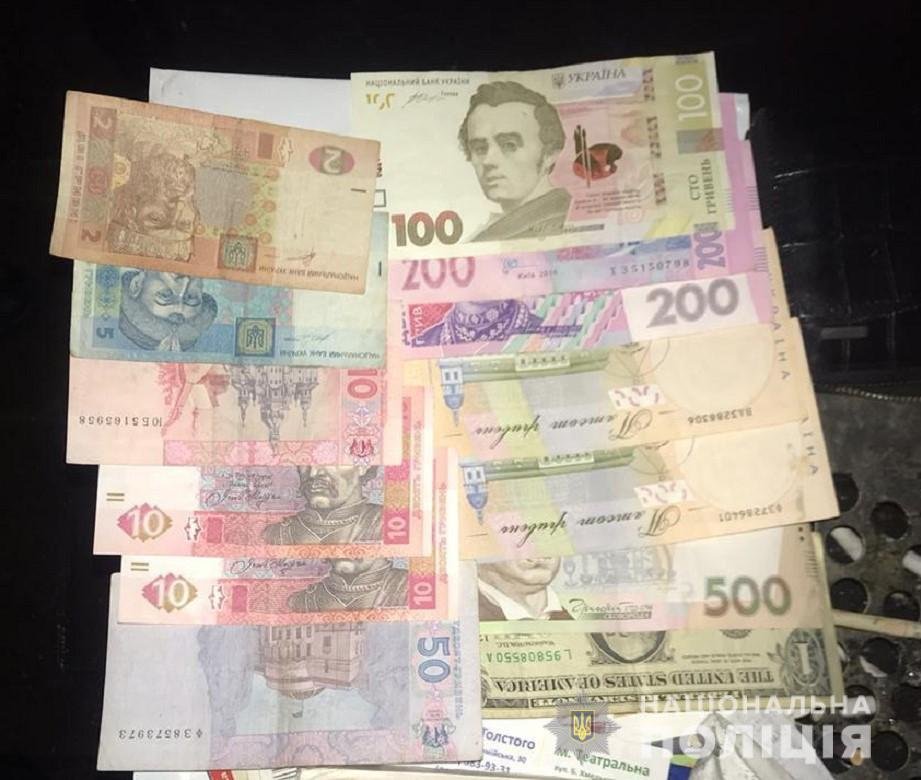 Вор пенсионного возраста попытался украсть деньги на глазах у полицейских