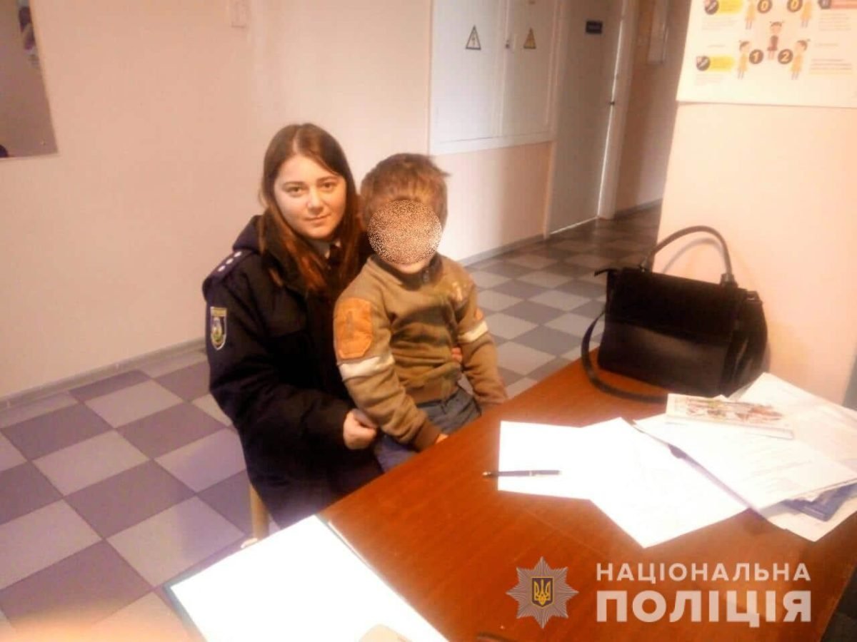 Полицейские спасли трех детей, которых оставила мать