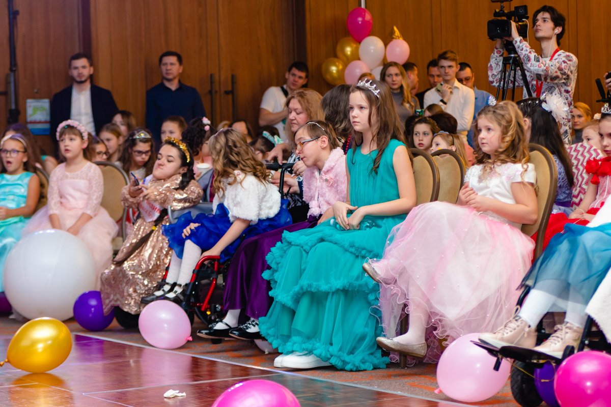 Наверное, каждая девочка в детстве мечтает надеть пышное платье и блистать им на балу Наверное, каждая девочка в детстве мечтает надеть пышное платье и блистать им на балу