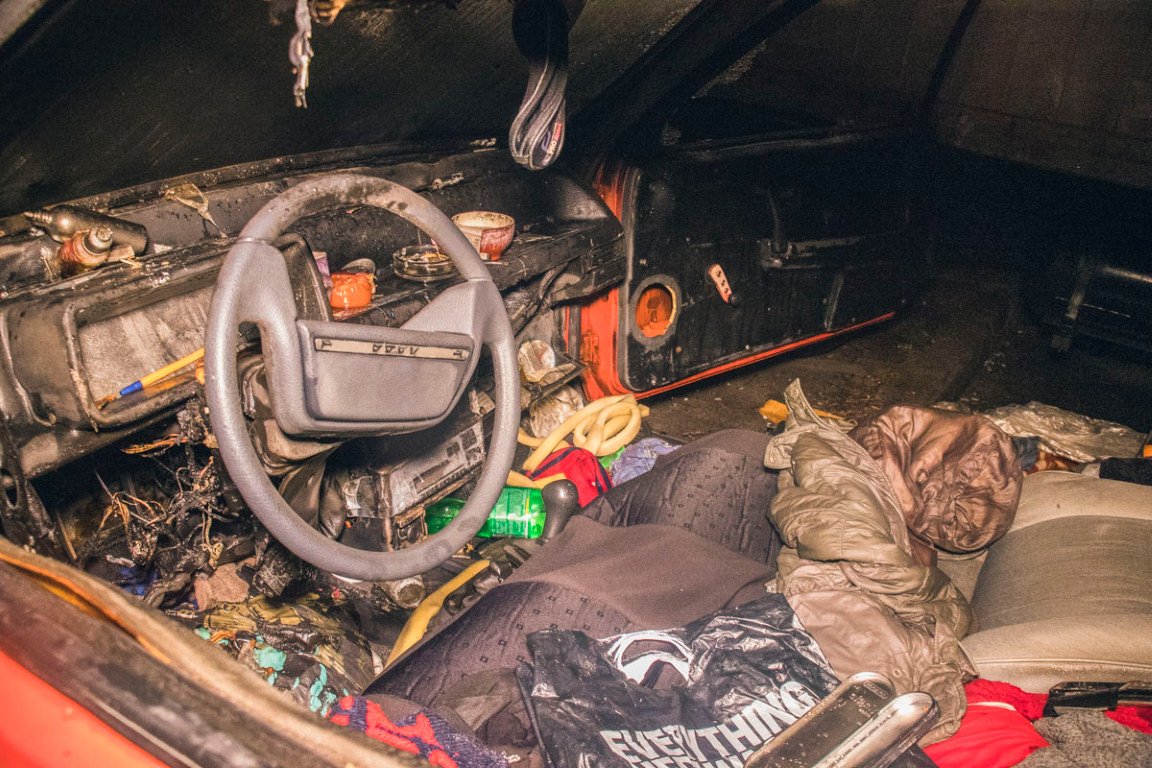 Сгорела передняя часть авто, также закопчен салон машины