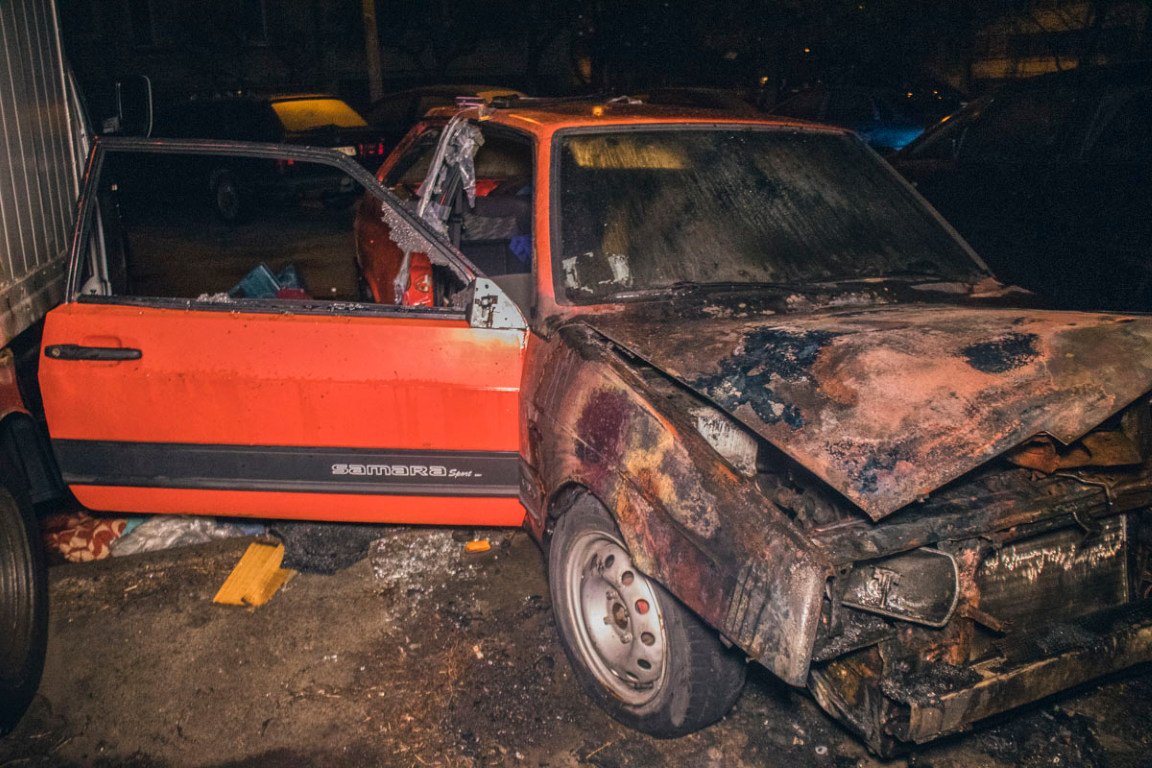 Автомобиль ВАЗ-2108 горел во дворе