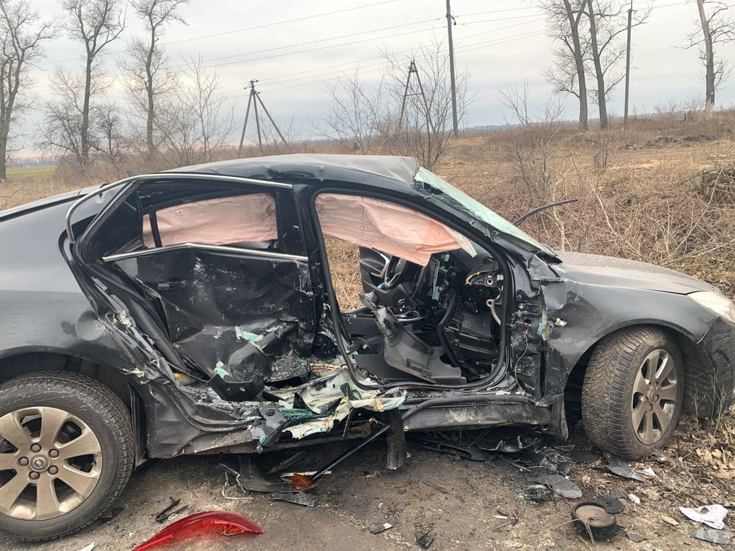 Спасателям пришлось деблокировать тело девушки из автомобиля Спасателям пришлось деблокировать тело девушки из автомобиля