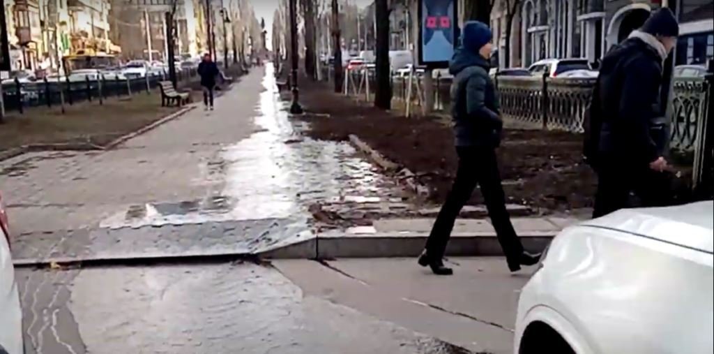 13 января на бульваре Шевченко, возле перекрестка с улицей Симона Петлюры, затопило часть улицы