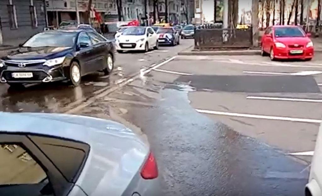 Утечка была небольшая, но вода растеклась вниз по бульвару