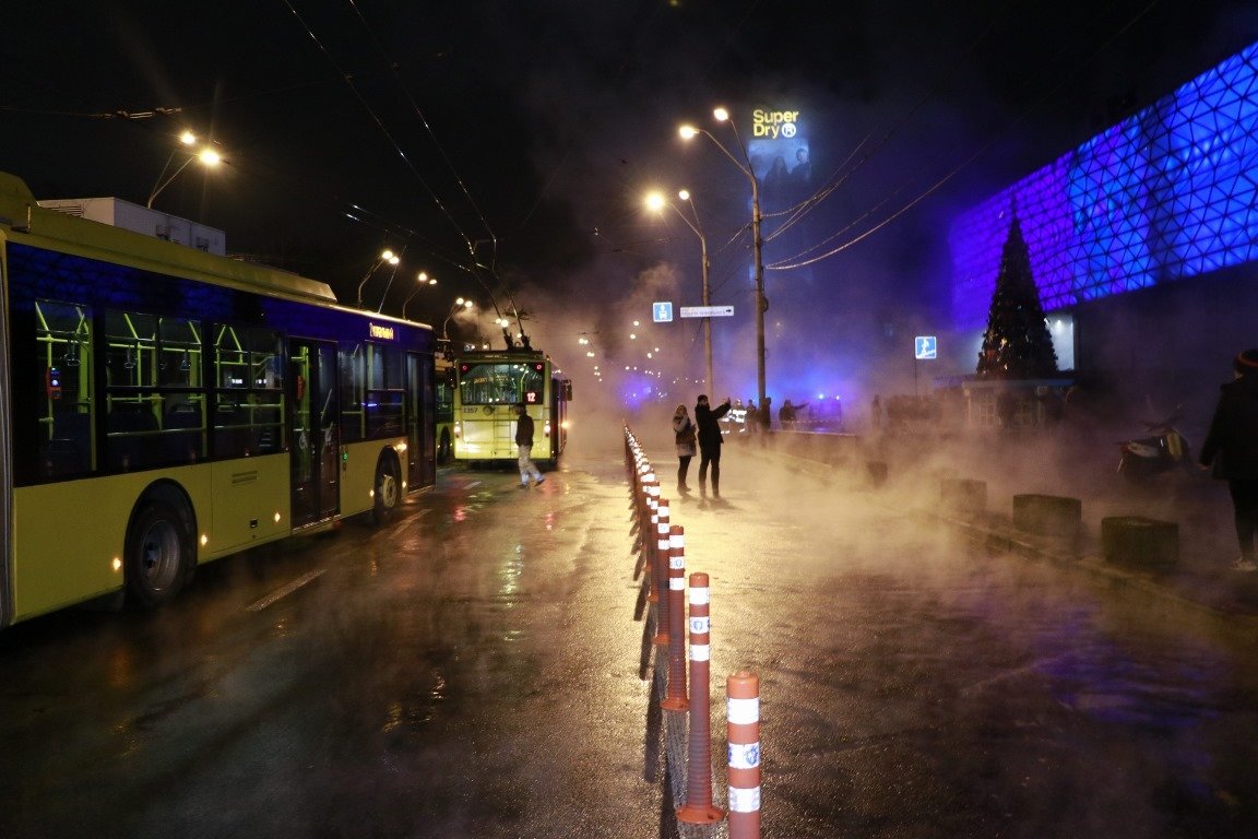 Весь общественный транспорт в результате прорыва остановился 