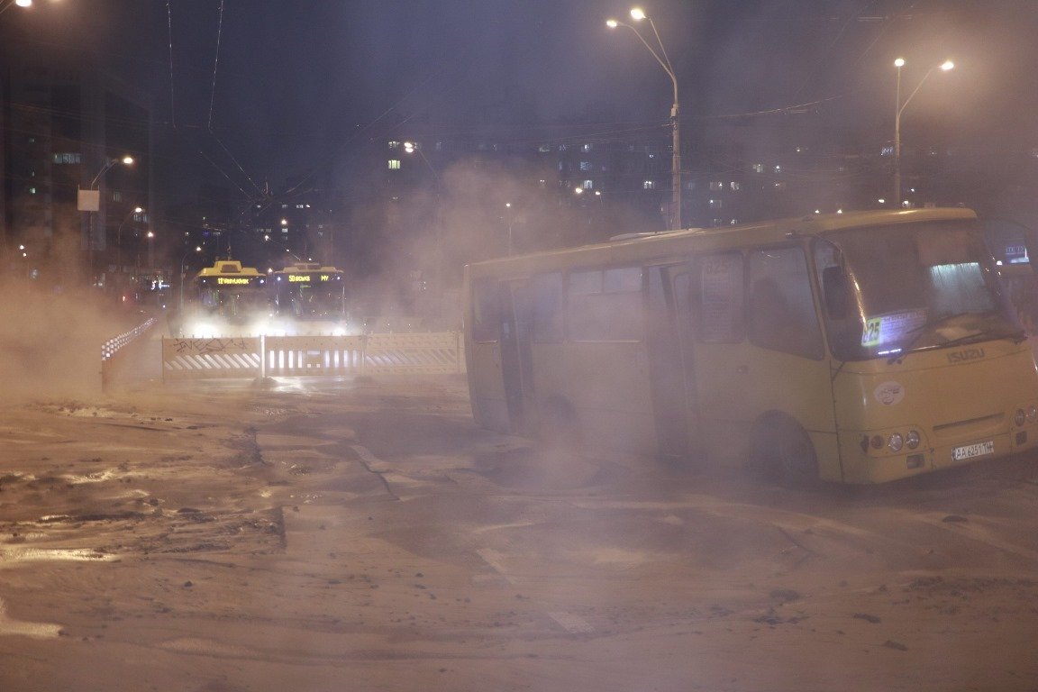 Маршрутка провалилась в яму 