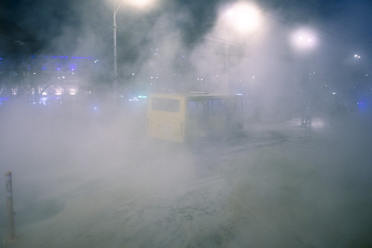 На улице Антоновича около торгового центра Ocean Plaza прорвало трубу На улице Антоновича около торгового центра Ocean Plaza прорвало трубу