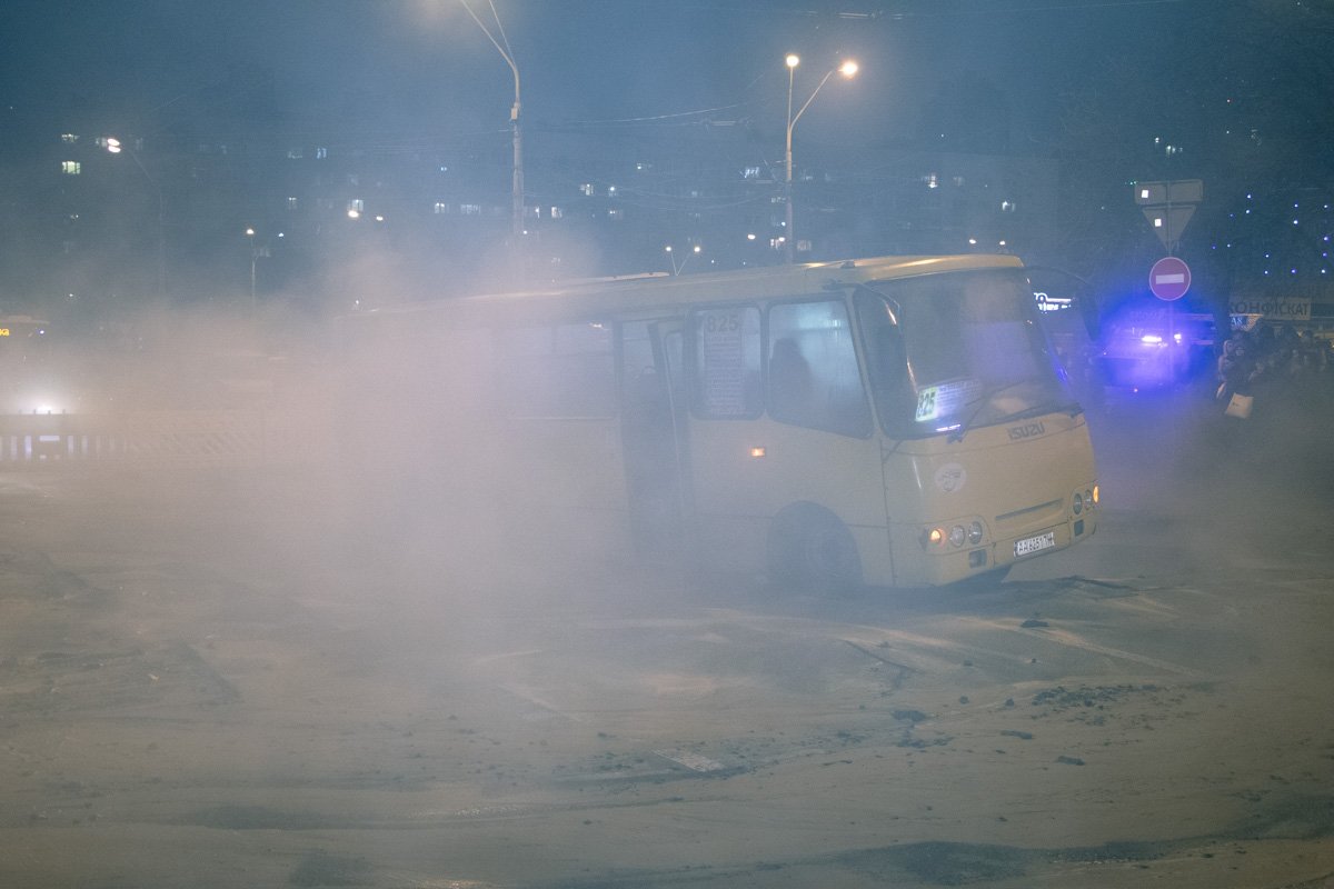 На проезжей части в яму провалился автобус с пассажирами На проезжей части в яму провалился автобус с пассажирами