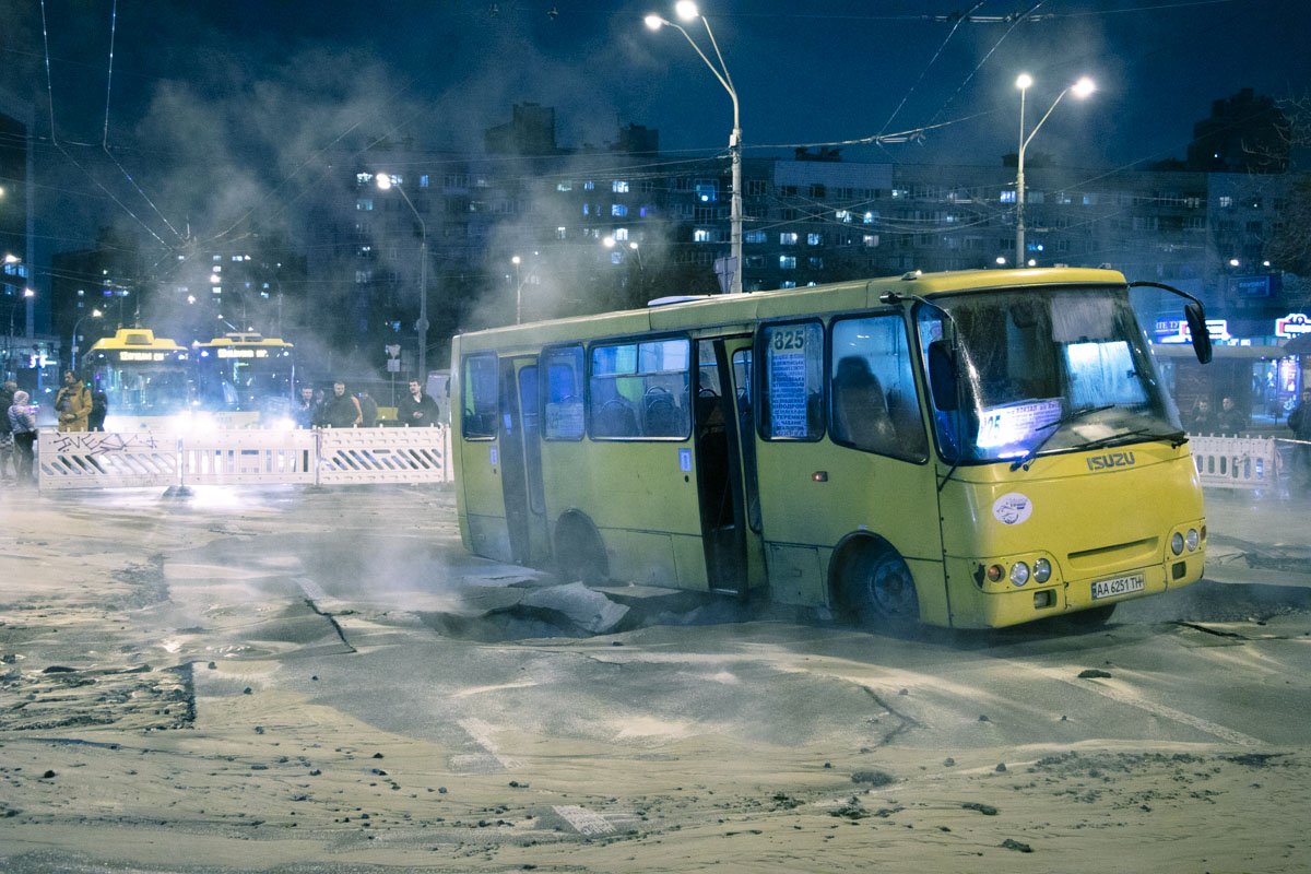 пасатели вынесли из торгового центра шесть человек, еще троих достали из троллейбуса и четверых - из автобуса пасатели вынесли из торгового центра шесть человек, еще троих достали из троллейбуса и четверых - из автобуса