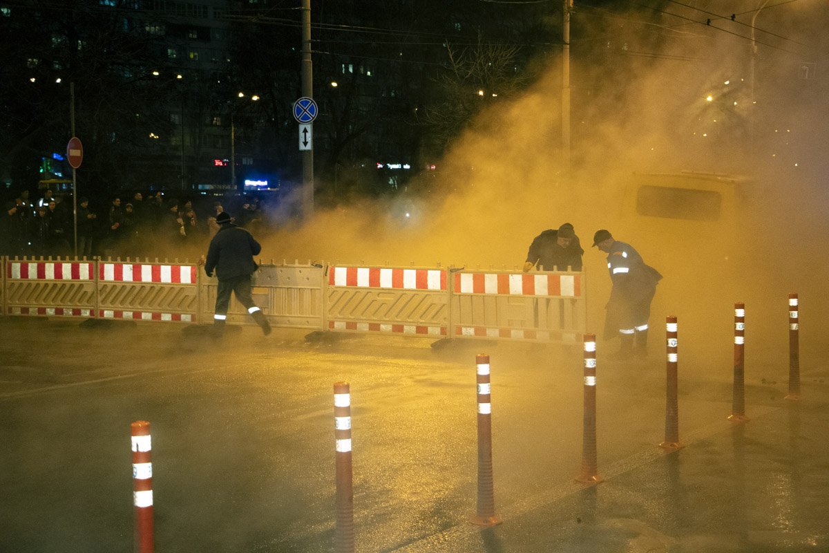 Что касается самой трубы, ее установили в 1987 году и, по словам заместителя Кличко, она не находилась в аварийном состоянии Что касается самой трубы, ее установили в 1987 году и, по словам заместителя Кличко, она не находилась в аварийном состоянии