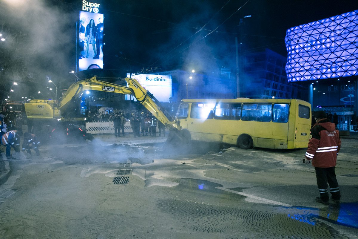 Принадлежала труба ТЕЦ-5 и в 2016 году на этом месте уже случались прорывы во время испытаний Принадлежала труба ТЕЦ-5 и в 2016 году на этом месте уже случались прорывы во время испытаний