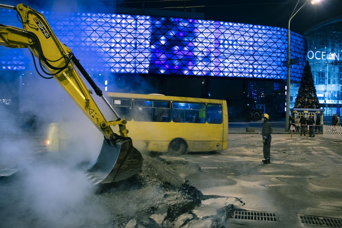 Около 23:30 спасатели и коммунальщики с помощью спецтехники достали автобус из ямы и он быстро покинул место происшествия Около 23:30 спасатели и коммунальщики с помощью спецтехники достали автобус из ямы и он быстро покинул место происшествия