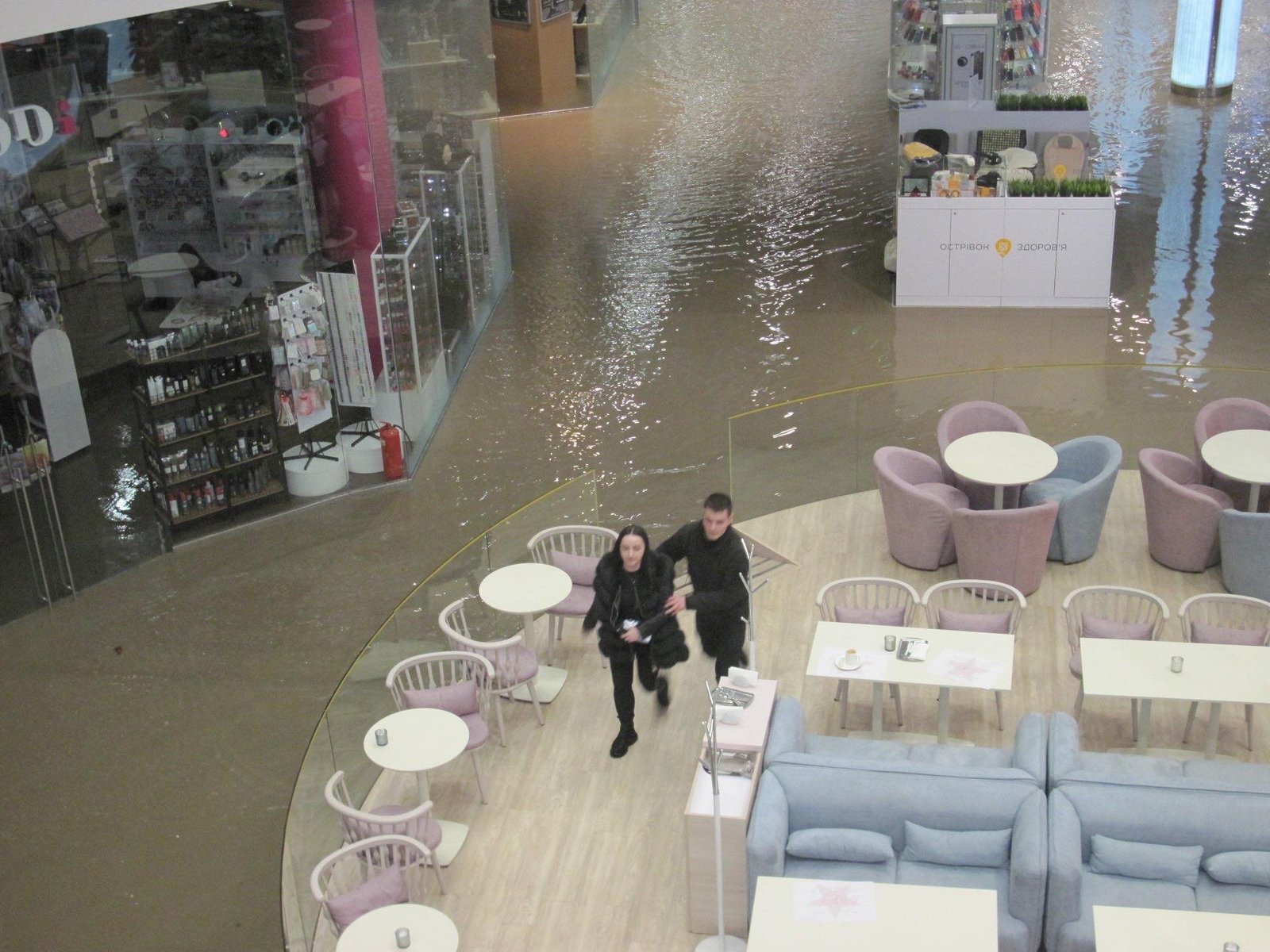 Посетители ТРЦ, которые находились на цокольном этаже, не успевали покинуть здание, ведь кипяток поднимался очень быстро