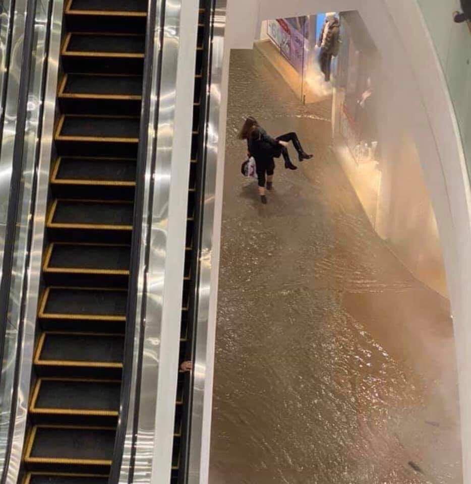 Несколько человек получили ожоги, а еще нескольких спасатели выносили на руках